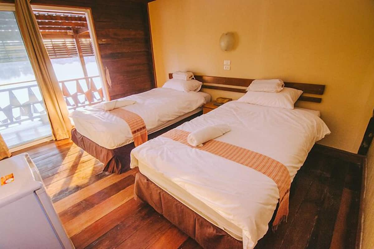 Twin Room with Lake View | Minibaari, tallelokero huoneessa, työpöytä, lisävuoteet