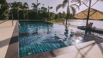 Una piscina al aire libre, una piscina infinita