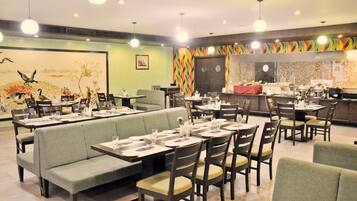 Se ofrece un desayuno bufé (250 INR por persona)