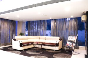 Lobby sitting area - Hotel Clarks Collection Bhavnagar (Bhavnagar)