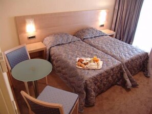 Comfort Triple Room | Minibar, in-room safe, desk, soundproofing - Hotel le Rocher (Calvi)