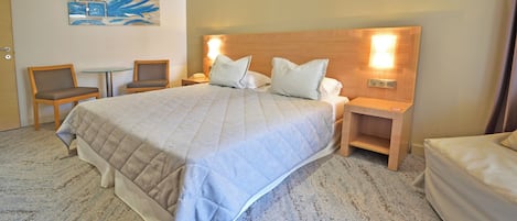 Comfort-værelse til 3 personer | Minibar, pengeskab på værelset, skrivebord, lydisolering