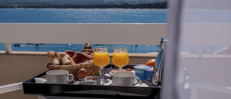 Duplex, vue sur la mer | Minibar, coffre-fort, bureau, systĂšme dâinsonorisation