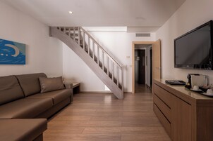 Minibar, caja de seguridad en la habitación y escritorio 