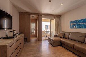 Minibar, caja de seguridad en la habitación y escritorio 