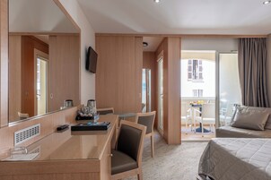 Minibar, caja de seguridad en la habitación y escritorio 