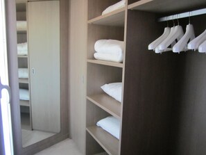 Minibar, caja fuerte, escritorio y sistema de insonorización