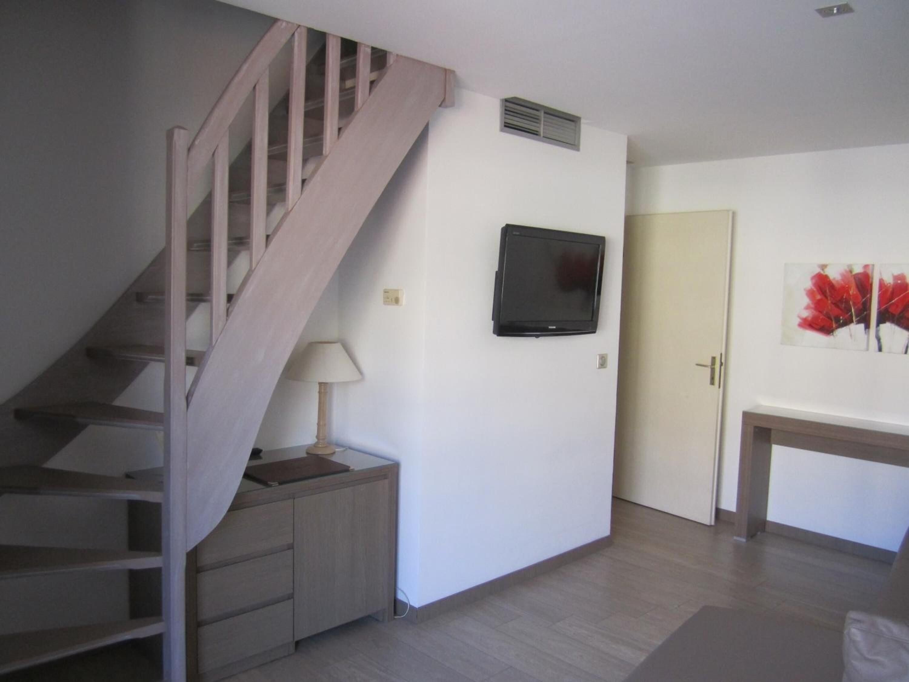 duplex, sea view | minibar, in-room safe, desk, soundproofing