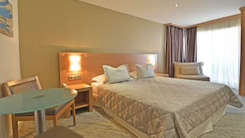 Comfort driepersoonskamer | Een minibar, een kluis op de kamer, een bureau, geluiddichte muren