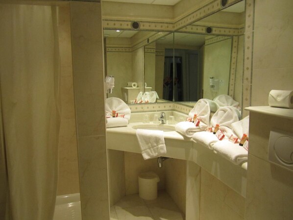 Comfort Triple Room | Bathroom | Shower, hair dryer, towels - Hotel le Rocher (Calvi)