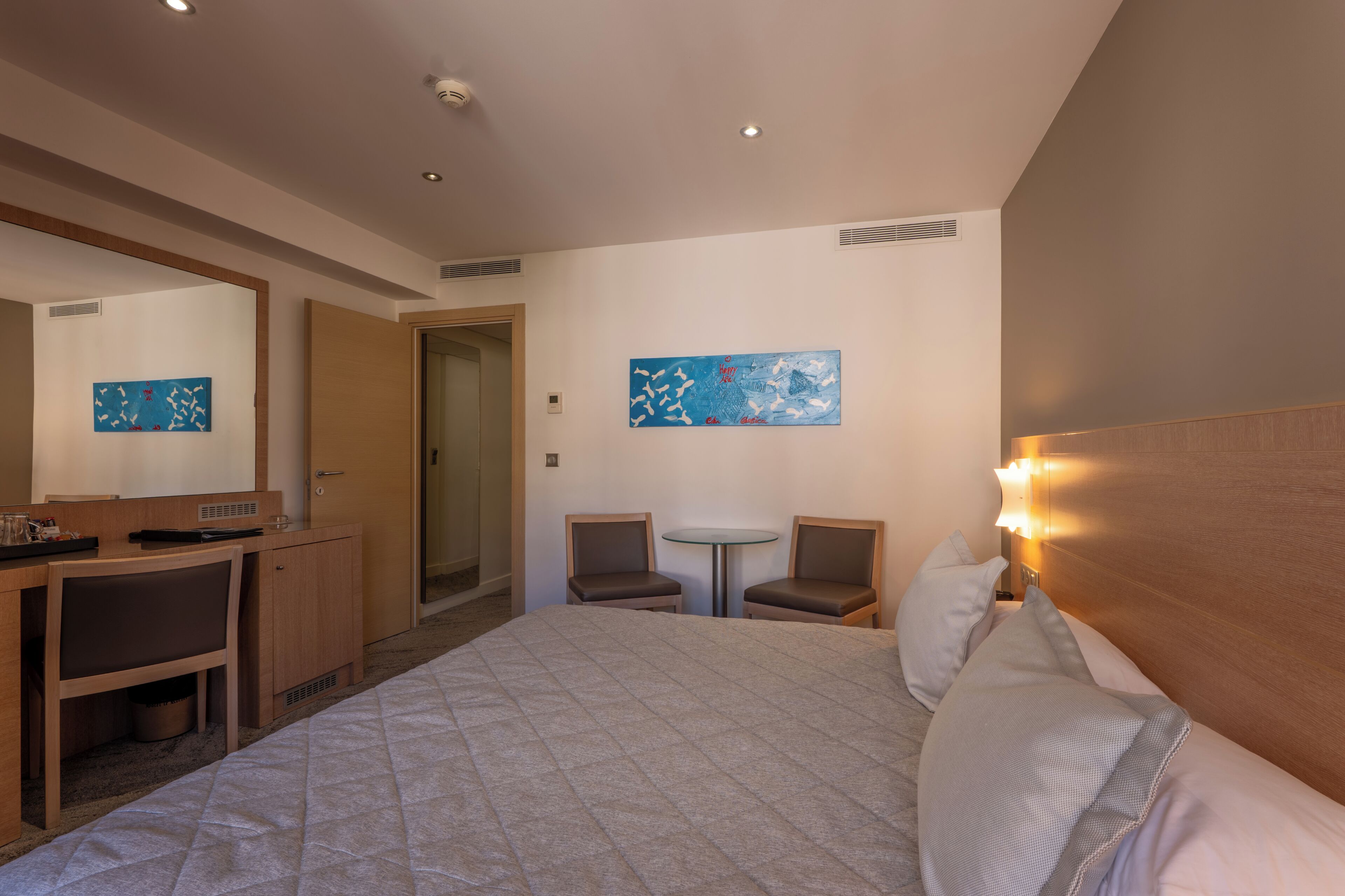 Standard Double Room | Minibar, in-room safe, desk, soundproofing