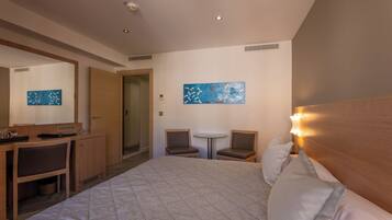Standard Double Room | Minibar, in-room safe, desk, soundproofing