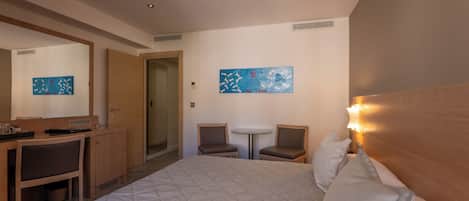 Standard Double Room | Minibar, in-room safe, desk, soundproofing