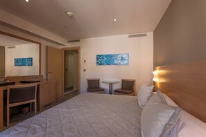 Standard Double Room | Minibar, in-room safe, desk, soundproofing - Hotel le Rocher (Calvi)