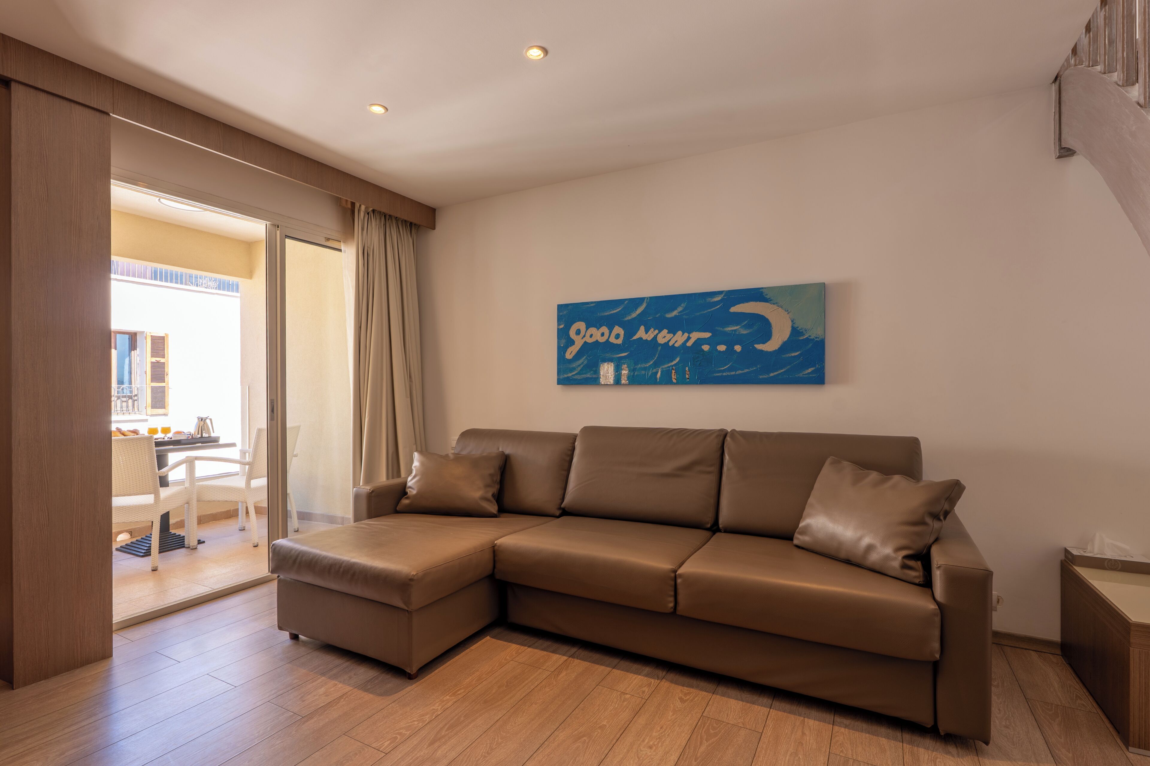 Maisonnette, uitzicht op zee | Een minibar, een kluis op de kamer, een bureau, geluiddichte muren