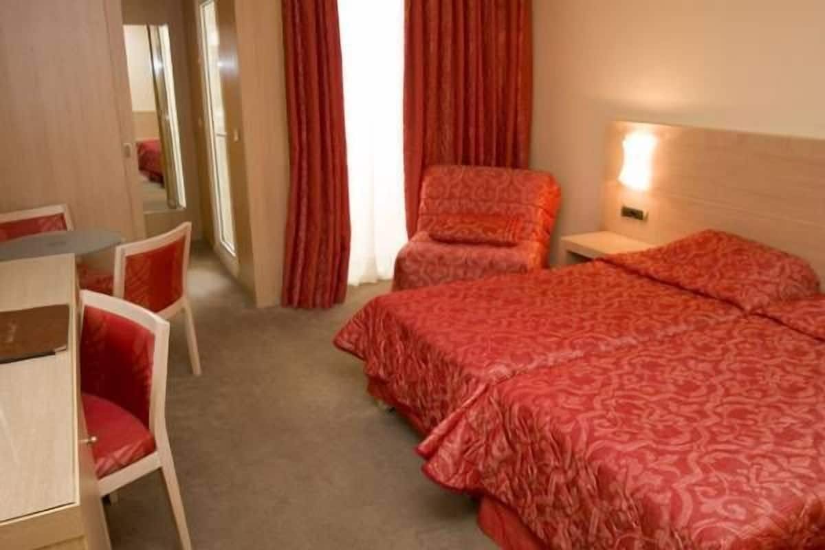 Een minibar, een kluis op de kamer, een bureau, geluiddichte muren