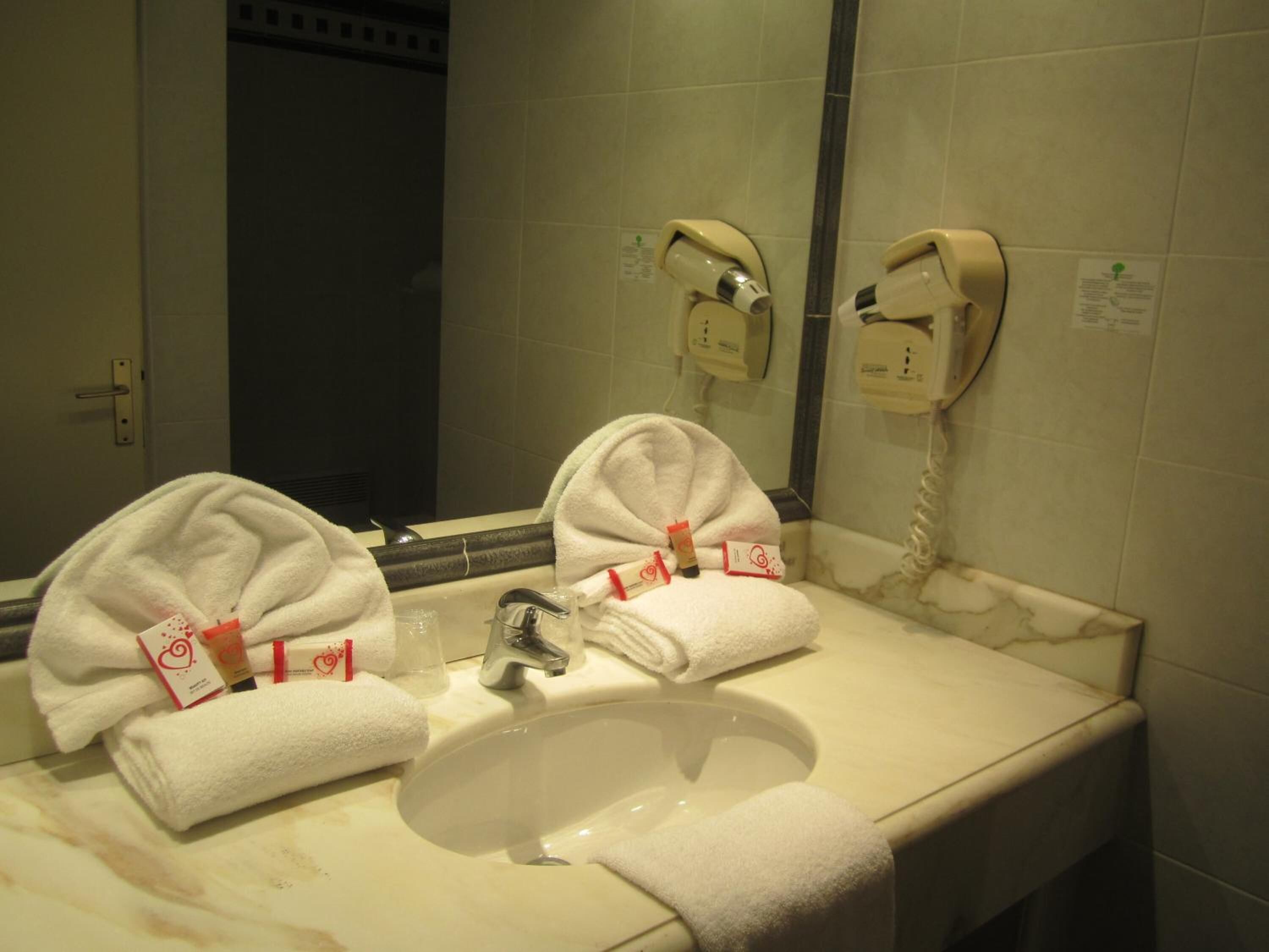 duplex, sea view | bathroom | shower, hair dryer, towels