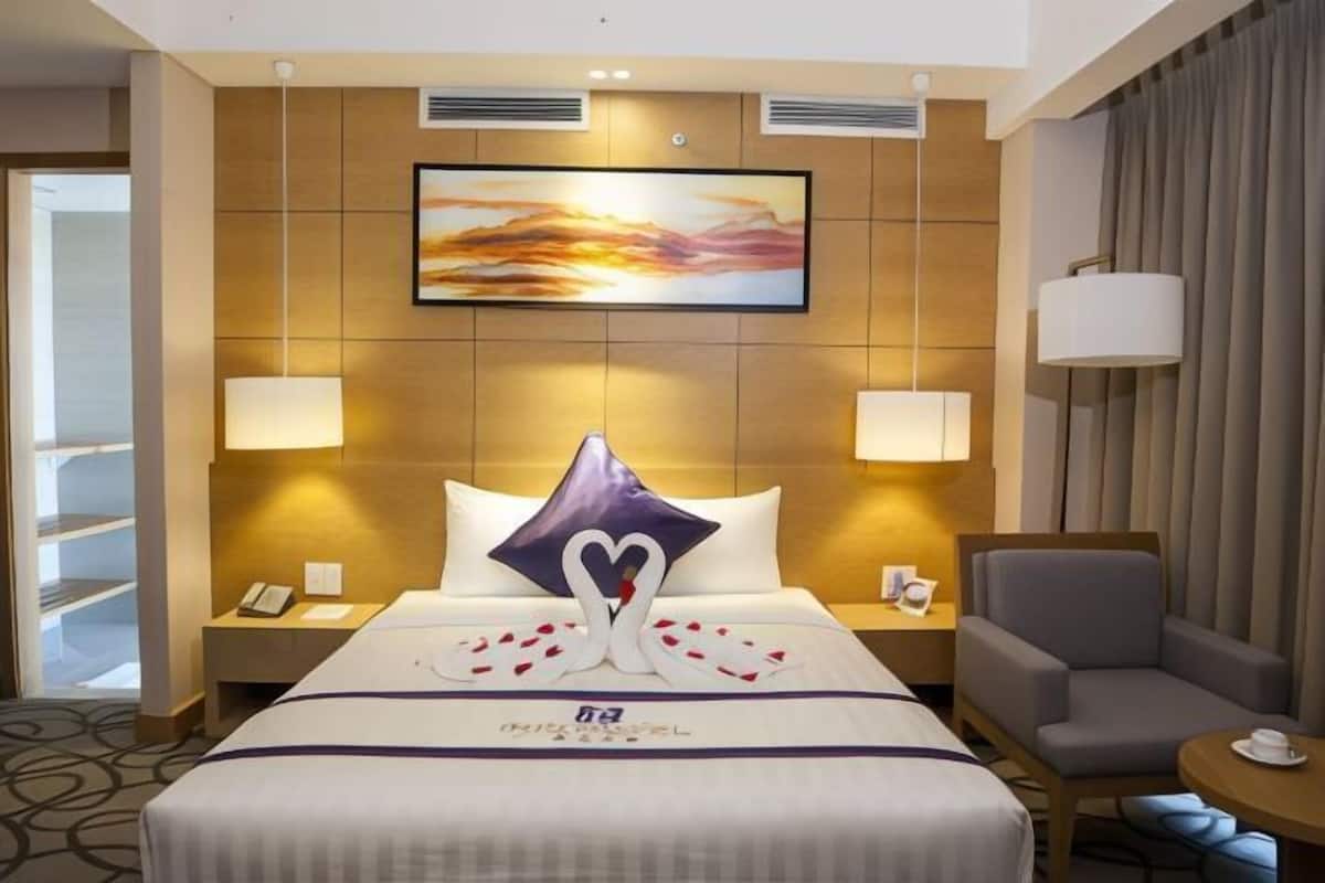 Premium bedding, minibar, in-room safe, desk
