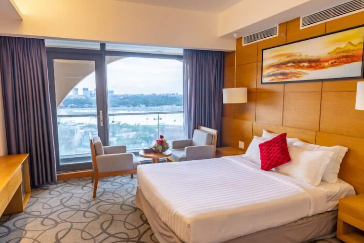 Premium bedding, minibar, in-room safe, desk