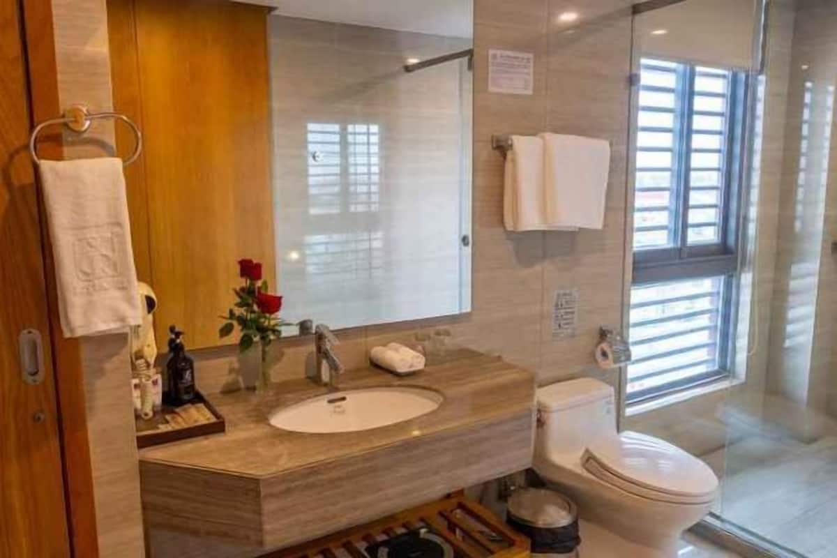 Bathroom | Shower, rainfall showerhead, free toiletries, hair dryer