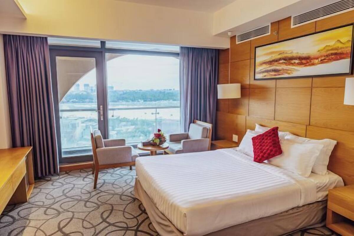 Premium bedding, minibar, in-room safe, desk