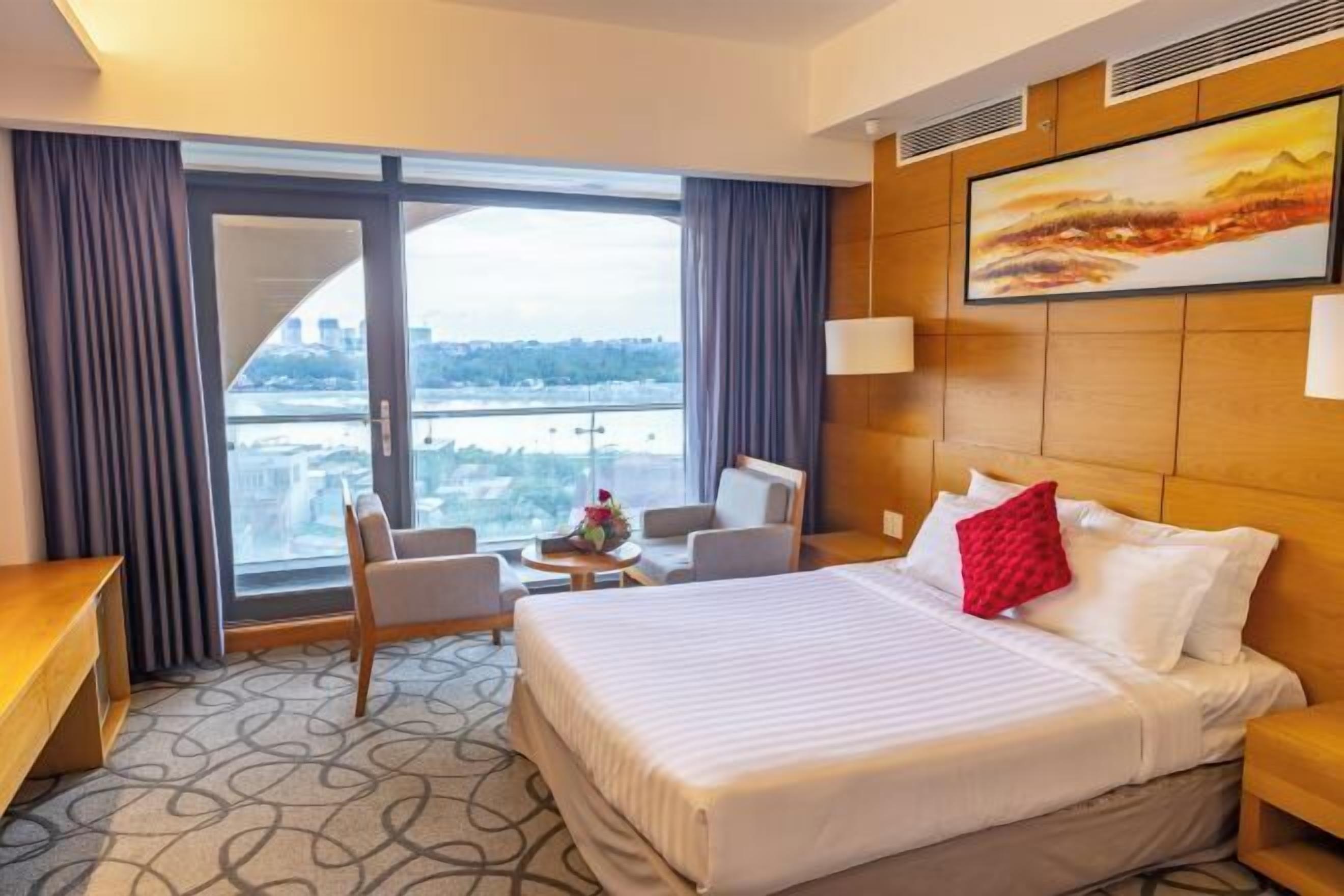 Ropa de cama de alta calidad, minibar, caja fuerte y escritorio