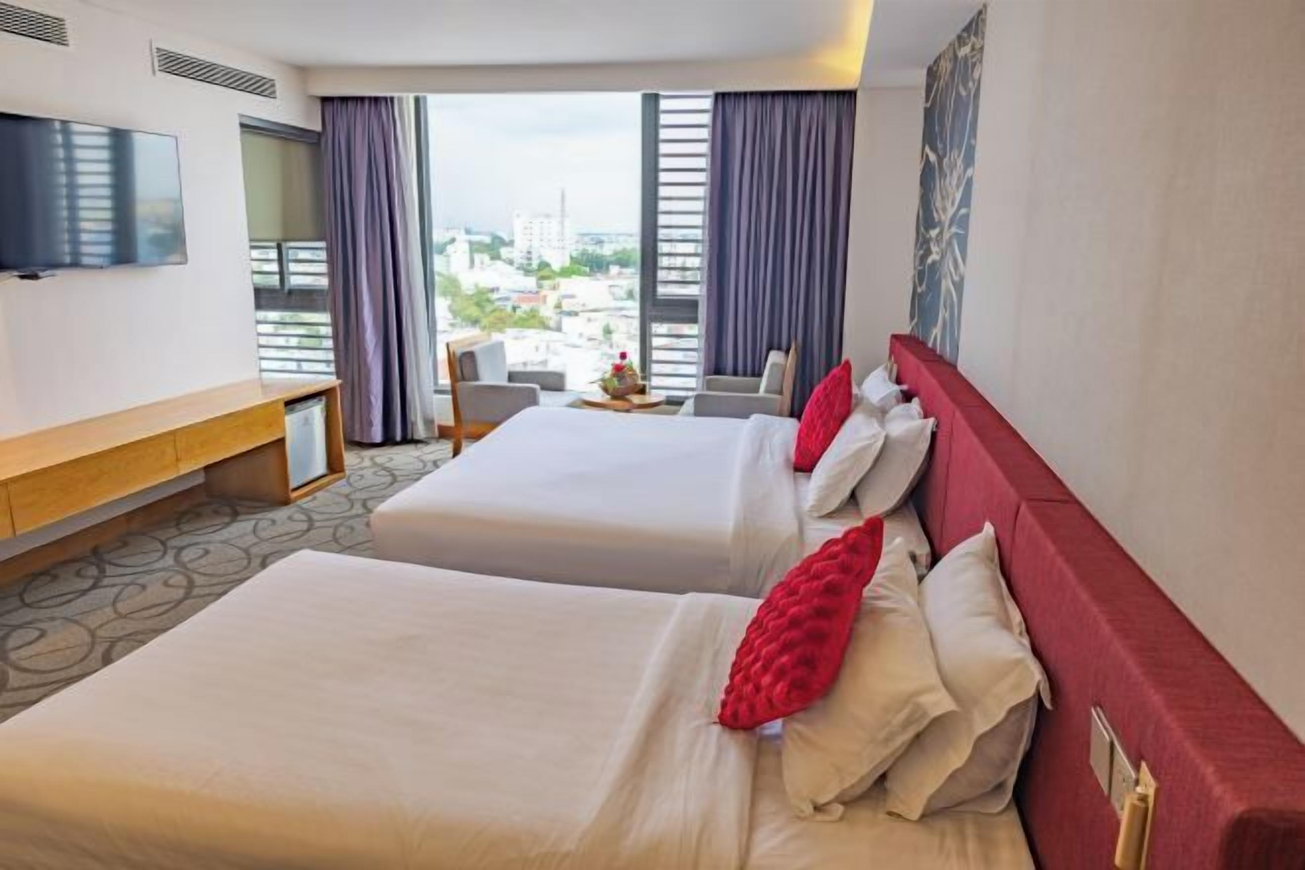 Ropa de cama de alta calidad, minibar, caja fuerte y escritorio