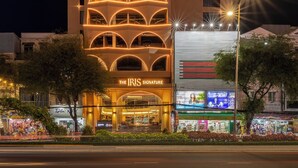 Un hotel de diseño moderno, con un letrero destacado 'The Iris Signature' y varias balcones.