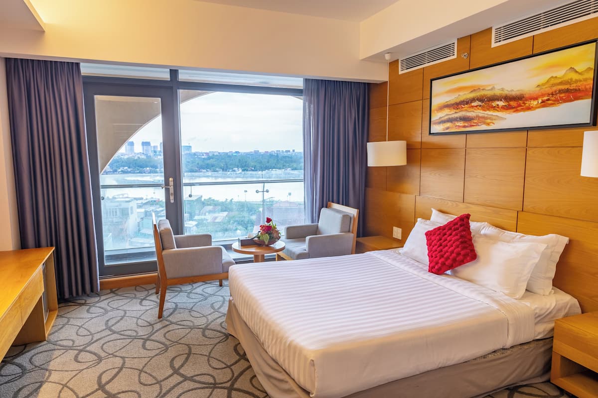 Kamar Deluks | Seprai premium, minibar, brankas, dan meja kerja