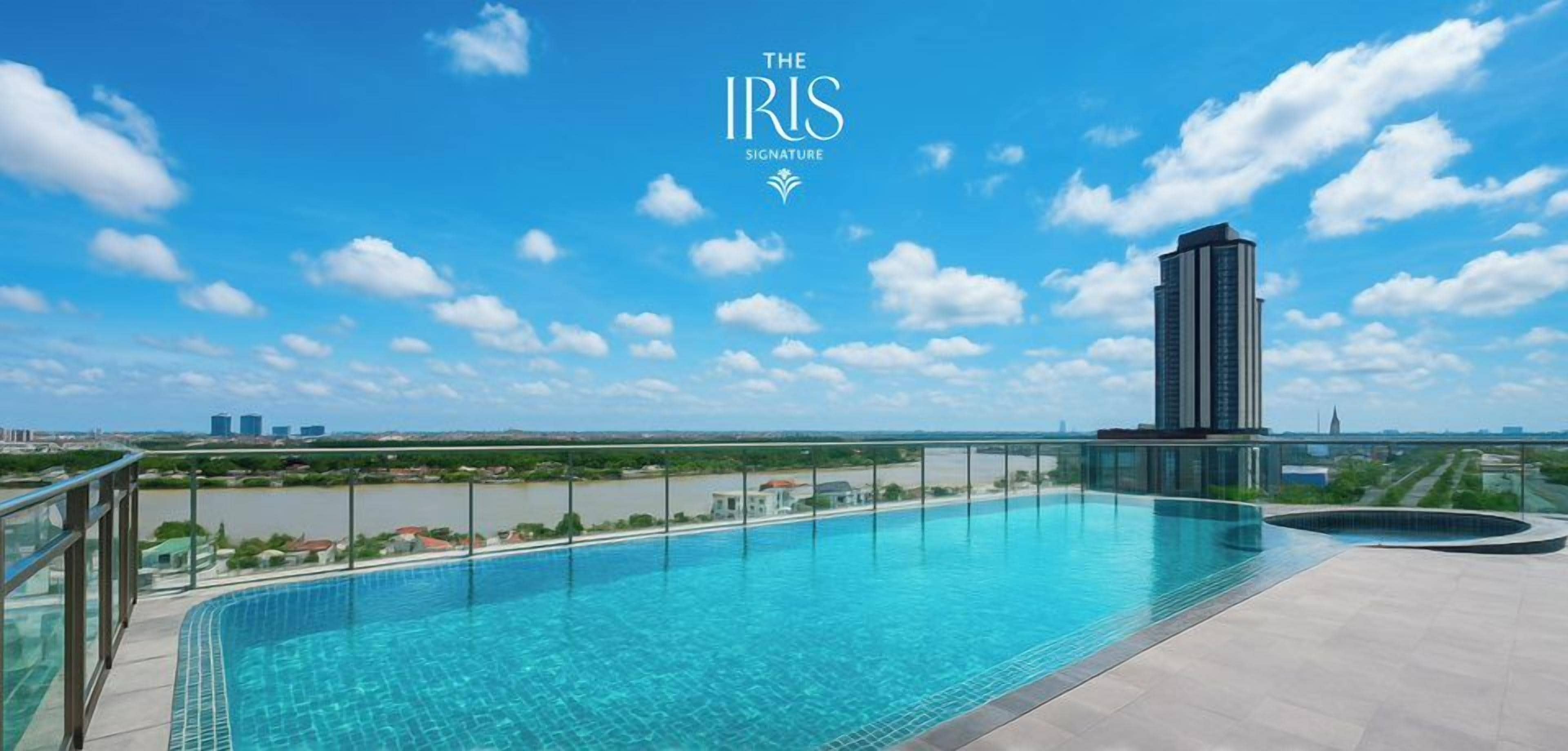 Piscina no terraço com água azul cristalina, cercada por um guarda-corpo de vidro, e vista do horizonte urbano ao fundo.