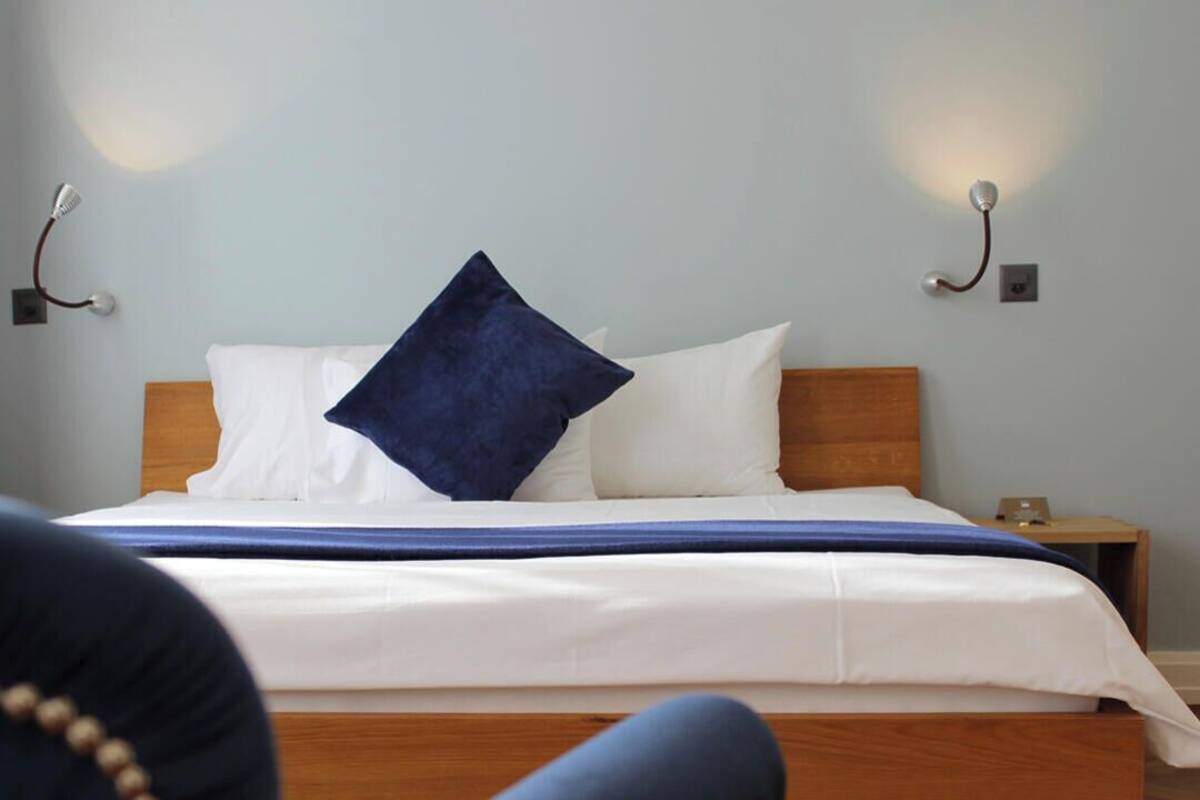 Premium tweepersoonskamer | Luxe beddengoed, donsdekens, bedden met traagschuimmatrassen