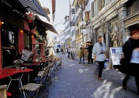 Mukulakivikatu, jossa on ulkona olevaa istuma-aluetta ja ravintola.
