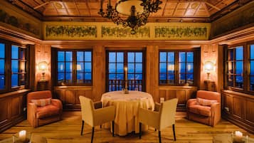 2 restaurants, lunch, dinner served; local cuisine