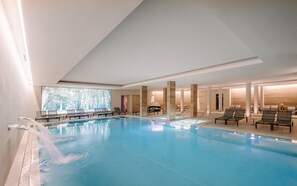室内游泳池，室外游泳池，日光浴躺椅