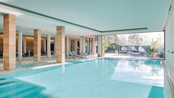 Piscina coperta, piscina all'aperto, lettini