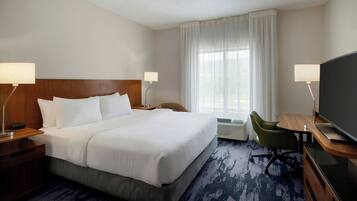 Phòng, 1 giường cỡ king | Bàn, khu vực làm việc phù hợp cho laptop, màn/rèm cản sáng