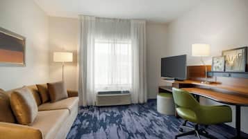 Studio, 1 King Bed, Non Smoking | Desk, laptop workspace, blackout drapes, iron/ironing board