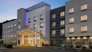 A Fairfield by Marriott hotel with a modern design, featuring a covered entrance and multiple floors. - Fairfield Inn & Suites Bristol (Bristol)