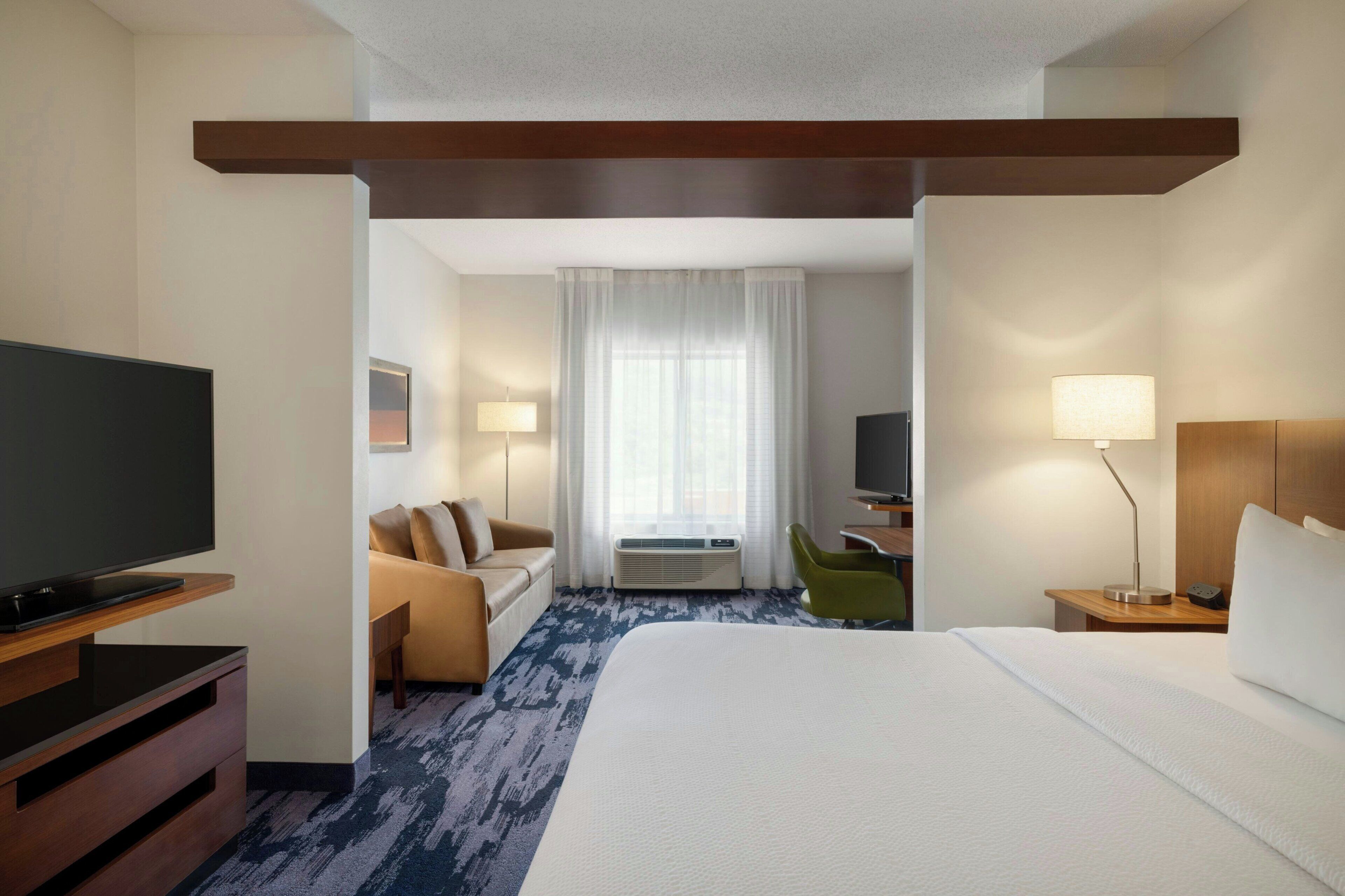 Studio, 1 King Bed | Desk, laptop workspace, blackout drapes, iron/ironing board