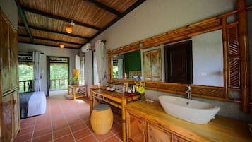 In-room safe, desk, soundproofing, free WiFi