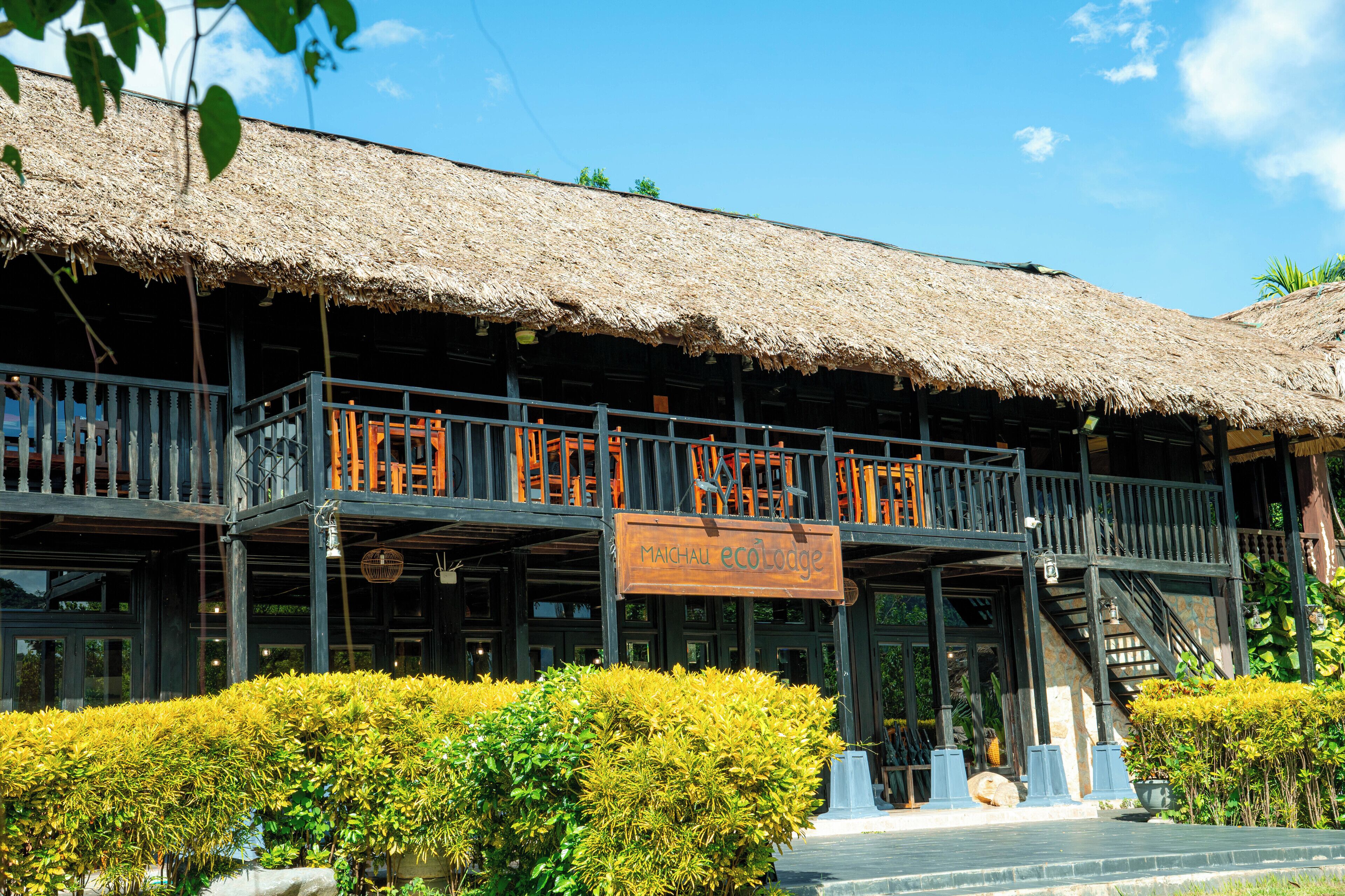 outdoor pool, open 6:30 am to 8:00 pm, pool loungers