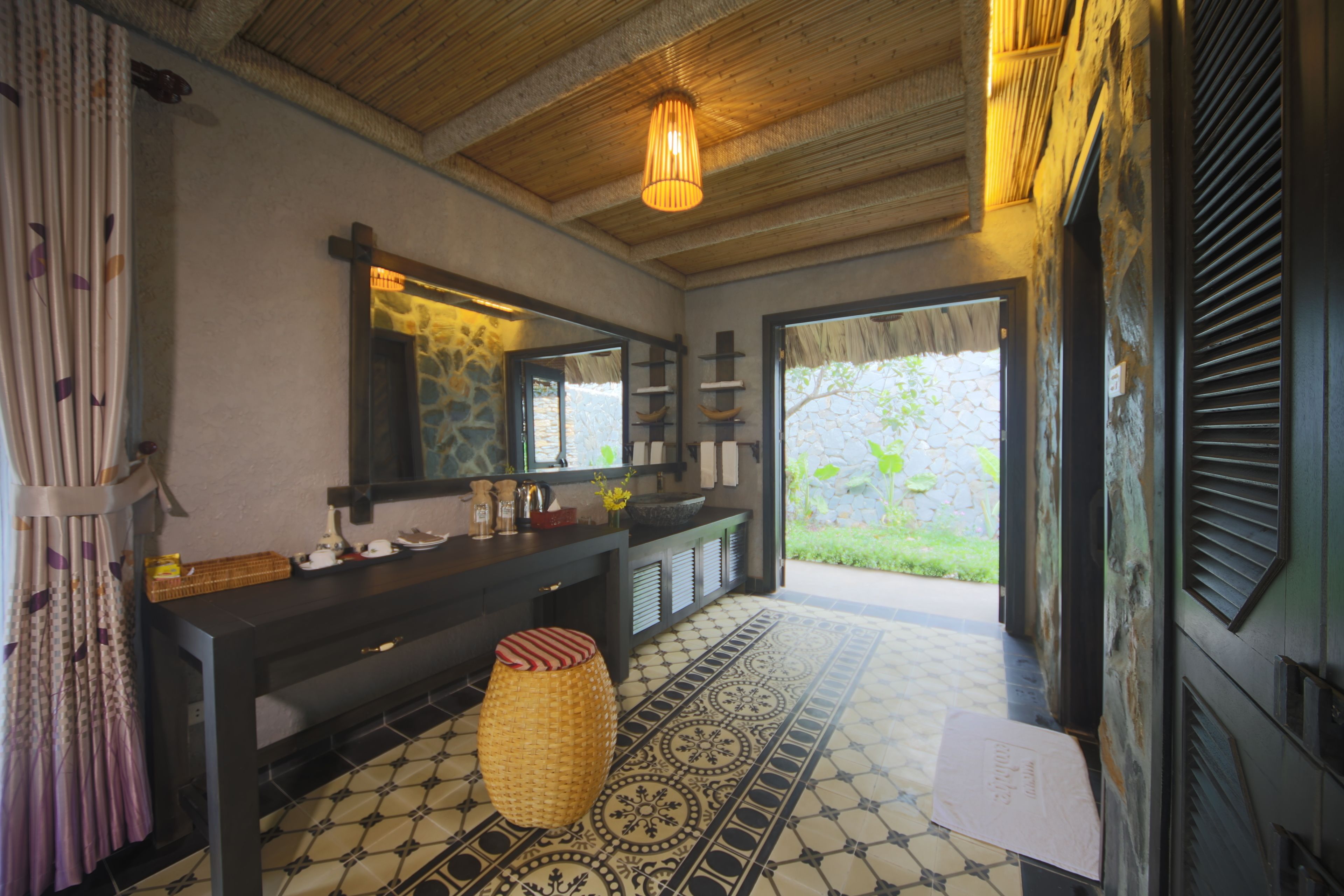 deluxe room, valley view | in-room safe, desk, soundproofing, free wifi