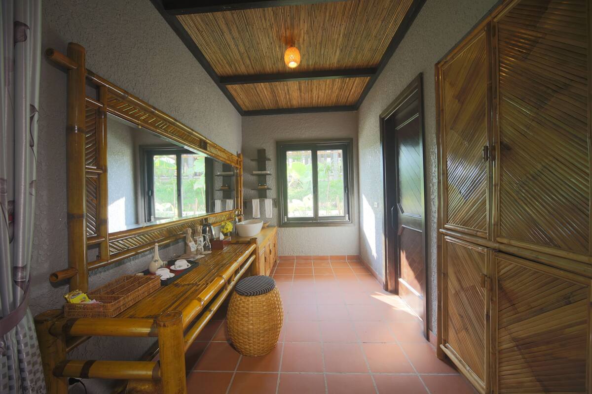 junior deluxe room, mountain view | bathroom | shower, free toiletries, hair dryer, slippers