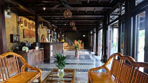 Un interior de madera tradicional con una recepción, zona de estar y elementos decorativos.