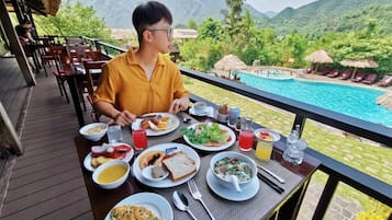 Free daily breakfast