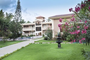 Property grounds - De Mandarin Beach Resort Suites & Villas (Candolim)