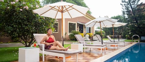 Piscine extérieure, parasols, chaises longues