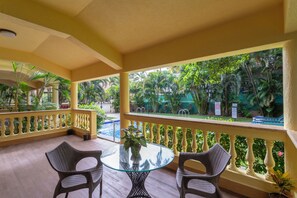 Una piscina al aire libre, sombrillas, tumbonas