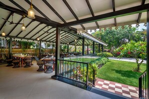 Breakfast, lunch, dinner served; international cuisine - De Mandarin Beach Resort Suites & Villas (Candolim)