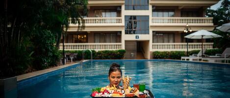 Outdoor pool, pool umbrellas, sun loungers